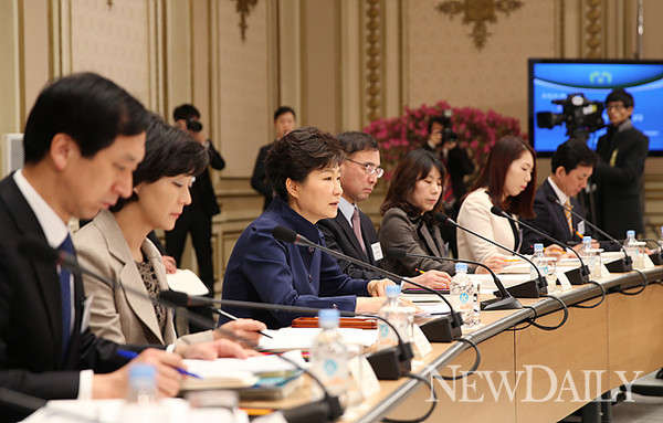 ▲ 업무보고를 받는 박근혜 대통령. ⓒ 뉴데일리