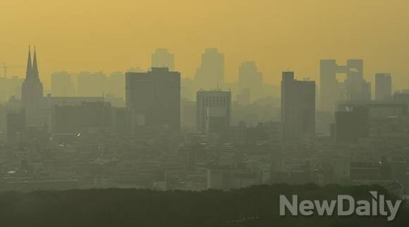 미세먼지로 뒤덮인 서울 전경.