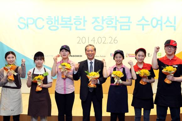 ▲ 2월 26일 서울 대방동 SPC 미래창조원에서 열린 제 5회 SPC 행복한 장학금 수여식에서 조상호 SPC그룹 총괄사장 (맨 앞 가운데) 과 아르바이트 장학생들이 기념 촬영을 하고 있다 ⓒSPC 제공