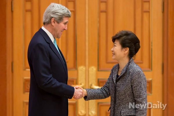▲ 박근혜 대통령이 지난 13일 청와대를 찾은 존 케리 미 국무부 장관과 악수를 나누고 있다. ⓒ 뉴데일리