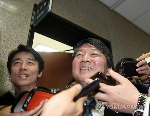 ▲ 안철수 의원이 27일 오후 민주당 김한길 대표와 만나 기초선거 공천 문제를 논의한 뒤 대표실을 나서며 밝게 웃고 있다. ⓒ연합뉴스