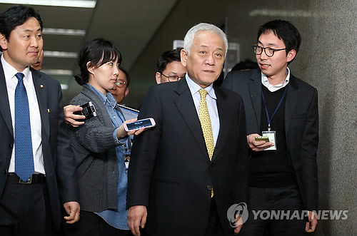 ▲ 민주당 김한길 대표가 27일 오후 안철수 의원과 기초선거 공천 문제를 논의하기 위해 대표실로 향하고 있다. ⓒ연합뉴스