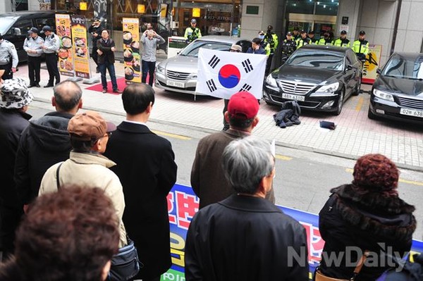 ▲ 27일 오후 2시, 애국단체 소속 시민들이 서울 서초동 민변 사무실 앞에서 서울시공무원 간첩사건 관련 민변의 행태를 비판하는 규탄집회를 열고 있다.ⓒ 뉴데일리 이종현 기자