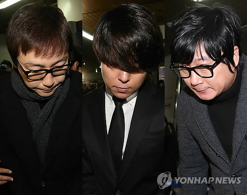 ▲ 상습도박 혐의로 불구속 기소된 가수 탁재훈(왼쪽부터), 토니안, 개그맨 이수근이 지난해 12월 27일 오전 서울 서초동 중앙지방법원에서 선고공판을 마친 후 차량으로 이동하고 있다.  ⓒ 연합뉴스