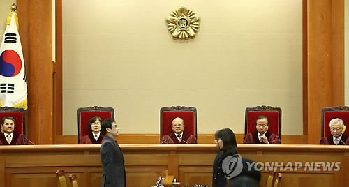 ▲ 박한철 헌법재판소장과 재판관들이 27일 오후 서울 종로구 헌법재판소 대심판정에서 통합진보당 측이 제기한 정당해산심판 및 정당활동정지 가처분 사건에 대한 선고를 위해 대심판정에 입장해 있다