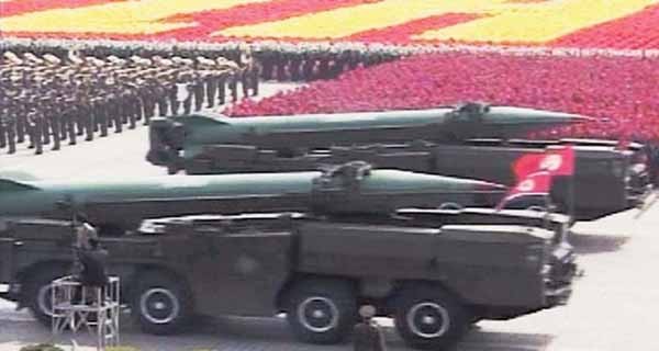 ▲ 북한은 지난 27일 오후 5시 42분 경 단거리 미사일 4발을 강원도 깃대령 기지에서 북동쪽 공해상으로 발사했다. 국방부는 북한이 발사한 미사일 종류가 단거리 탄도 미사일인 것으로 추정하고 있다. 사진은 북한군 열병식에 등장한 단거리 탄도 미사일 KN-02. 소련제 SS-21을 개량한 것이다.