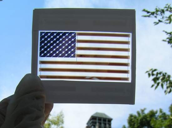 ▲ 연구팀이 태양 전지 기술을 활용해 미국 국기를 만들었다. 투명한 부분과 빨간색, 파란색 등 검은색이 아닌 다양한 색깔을 보여주고 있다. ⓒ 연구팀 제공