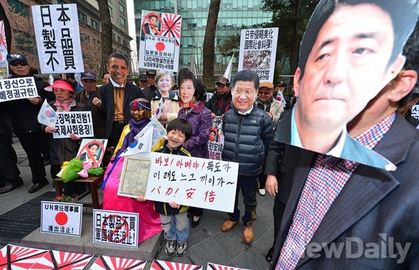 ▲ 1일 낮 12시 서울 중학동 일본대사관 앞에서 3.1절 95주년을 맞아 어버이연합 등 애국단체 소속 시민들의 일본 규탄 집회가 열렸다. 집회에 참여한 한 어린이가 아베총리의 망언을 꼬집는 피켓을 들고 있다.ⓒ 뉴데일리 정상윤 기자