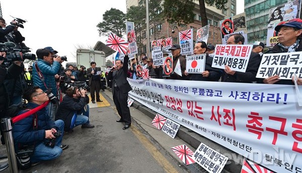 ▲ 1일 낮 12시, 서울 중학동 일본대사관 앞에서 대한민국어버이연합 등 애국단체 회원들이 일본의 과거사 왜곡과 독도침탈야욕을 규탄하는 집회를 열고 있다. 이날 현장에는 국내는 물론 일본취재진과 세계 주요통신사 기자들이 몰려들여 집회를 취재했다.ⓒ 뉴데일리 정상윤 기자