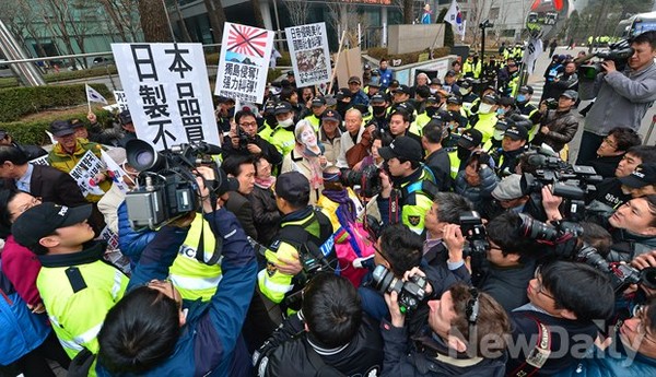 ▲ 1일 낮 12시, 일본대사관 앞에서 어버이연합을 비롯한 애국시민단체 회원들이 일본 아베총리 모형에 불을 붙이는 퍼포먼스를 벌이려하자 주변을 지키던 경찰이 행사 진행을 막고 있다.ⓒ 뉴데일리 정상윤 기자