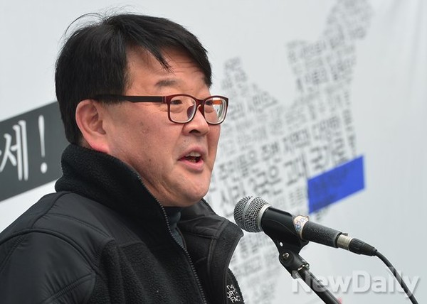 ▲ 1일 오전 서울 동화면세점 앞에서 3.1절 95주년을 맞아 자유통일포럼과 교학사 교과서살리기운동본부가 '바른역사 독립을 위한 시민대회'를 열었다. 조전혁 명지대 교수가 시민대회에 참석해 발언하고 있다. ⓒ NEWDAILY 정상윤 기자