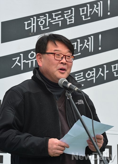 ▲ 1일 오전 서울 동화면세점 앞에서 3.1절 95주년을 맞아 자유통일포럼과 교학사 교과서살리기운동본부가 '바른역사 독립을 위한 시민대회'를 열었다. 조전혁 명지대 교수가 시민대회에 참석해 발언하고 있다. ⓒ NEWDAILY 정상윤 기자