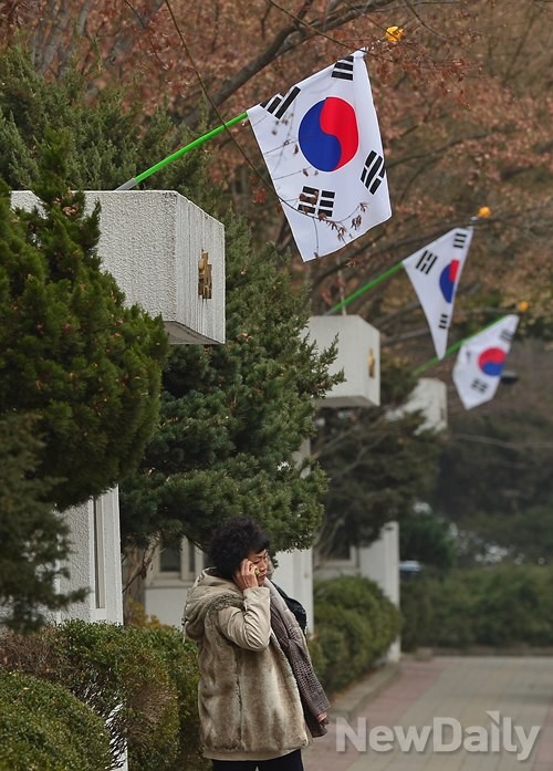 ▲ 쌍용대치 1차아파트의 각 현관에서 태극기 펄럭이는 모습