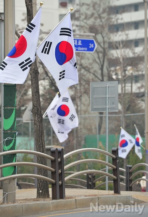 ▲ 아파트 주변 거리에도 태극기가 넘쳤나고 있다.