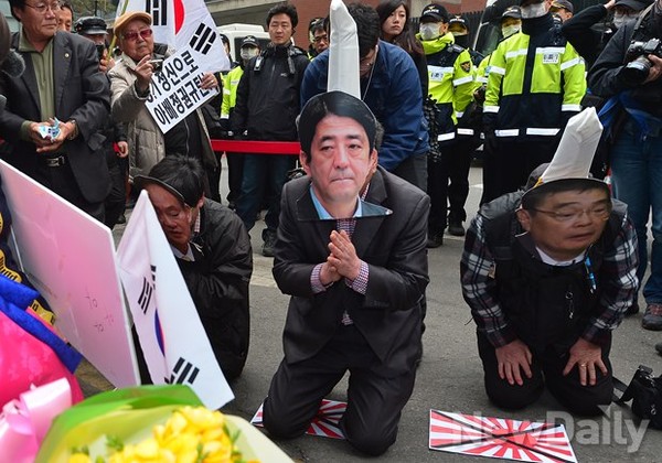 ▲ 서울 중학동 주한 일본대사관 앞에서 애국단체 회원들이 아베 정권을 비판하는 퍼포먼스를 벌이고 있다. ⓒ뉴데일리 정상윤 기자