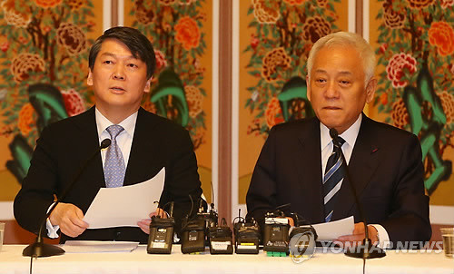 ▲ 김한길 민주당 대표(오른쪽)와 안철수 새정치연합 창당준비위 중앙위원장이 2일 오전 국회 사랑재에서 6·4 지방선거 전 신당 창당을 선언하는 기자회견을 열었다. 안 위원장이 기자들의 질문에 답변하고 있다. ⓒ 연합뉴스