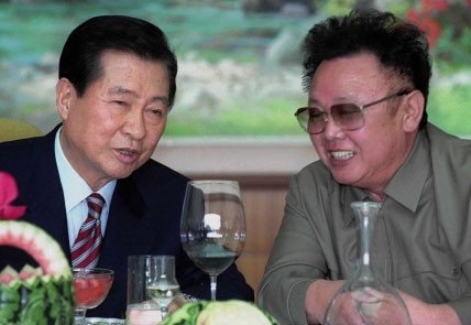 ▲ 김대중 전 대통령과 북한 김정일이 밝게 웃으며 대화를 나누는 모습.