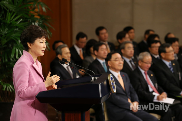 ▲ 박근혜 대통령은 3일 "통일로 가는 길은 북한의 핵 포기가 빠를 수록 앞당겨질 것"이라고 말했다. 사진은 지난 1월6일 신년기자회견. ⓒ 뉴데일리