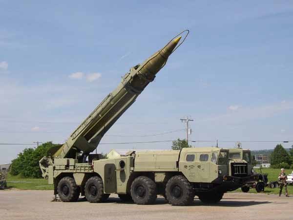 ▲ 북한군도 보유하고 있는 스커드 C 탄도 미사일과 이동식 발사차량(TEL).