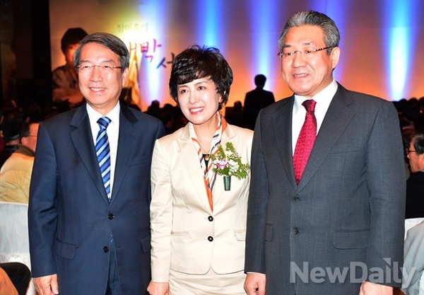 ▲ 정미홍 정의실현국민연대 대표가 3일 오후 서울 여의도 중소기업중앙회 그랜드홀에서 열린 출판기념회에서 정운찬 전 총리(왼쪽), 배우 정한용 씨와 기념사진을 찍고 있다.ⓒ정상윤 기자