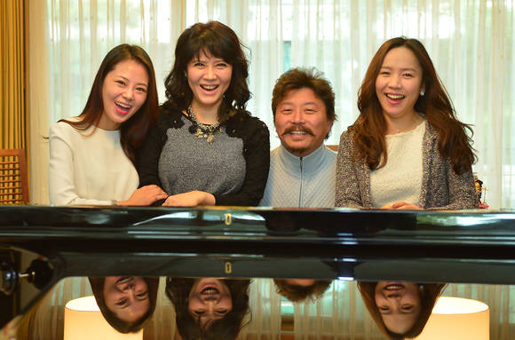 ▲ 바리톤 김동규와 쓰리소프라노가 연주회 리허설을 위해 모였다. 사진 왼쪽부터 강민성, 김지현, 김동규, 김순영. ⓒ뉴데일리 DB