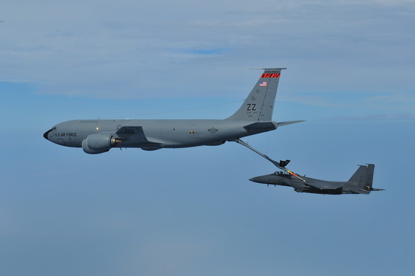 ▲ 공군의 주력전투기 F-15K가 미공군 KC-135공중급유기로부터 연료를 공급받고 있다ⓒ공군