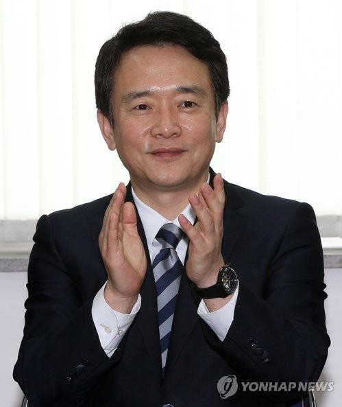 ▲ 4일 오후 6·4 지방선거 경기도지사 출마를 고려중인 새누리당 남경필 의원이 수원시 팔달구 매교동 자신의 사무실에서 열린 당원-주민 간담회에서 박수를 치고 있다. ⓒ연합뉴스