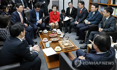 ▲ 새누리당 남경필 의원(오른쪽 두번째)이 4일 국회 의원회관에서 경제민주화실천모임 회원들과 만나 경기도지사 출마와 관련한 의견을 나누고 있다. ⓒ연합뉴스