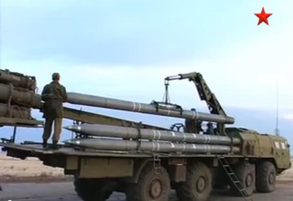 ▲ 북한 신형방사포의 원조격인 러시아 [BM-30] 300mm 방사포에 발사체를 싣고 있다. ⓒ유튜브 화면캡쳐