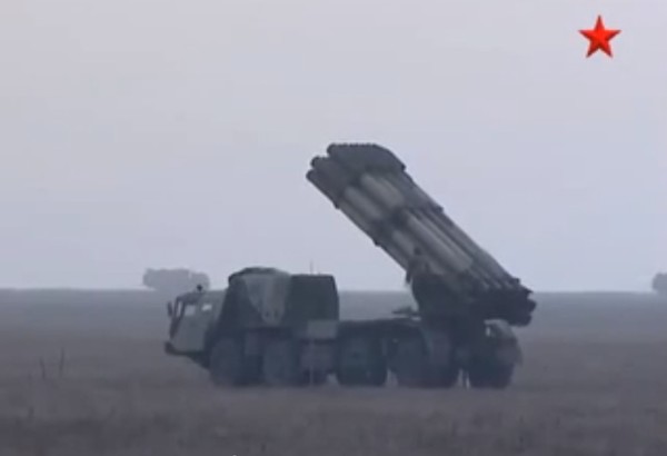 ▲ 북한 신형방사포의 원조격인 러시아 [BM-30] 300mm 방사포가 발사를 앞두고 전개 하고 있다. ⓒ유튜브 화면캡쳐