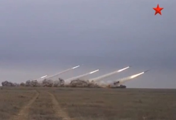▲ 북한 신형방사포의 원조격인 러시아 [BM-30] 300mm 방사포가 발사를 하고 있다. ⓒ유튜브 화면캡쳐