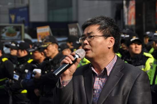 ▲ 어버이연합 등 보수시민단체들이 4일 오후 서울 서초동 '민주사회를 위한 변호사모임(민변)' 사무실 앞에서 기자회견을 열구 "민변은 즉각 해체하라"고 촉구했다. ⓒ 어버이연합 제공