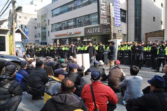 ▲ 어버이연합 등 보수시민단체들이 4일 오후 서울 서초동 '민주사회를 위한 변호사모임(민변)' 사무실 앞에서 기자회견을 열구 "민변은 즉각 해체하라"고 촉구했다. ⓒ 어버이연합 제공