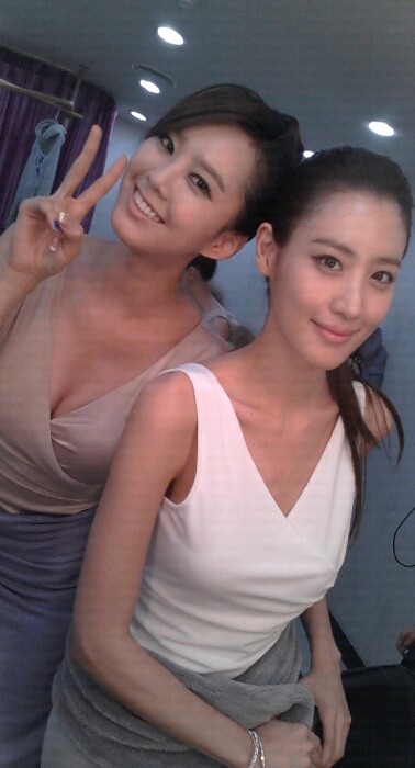 ▲ 오른쪽 하얀 드레스 수현ⓒ수현 트위터