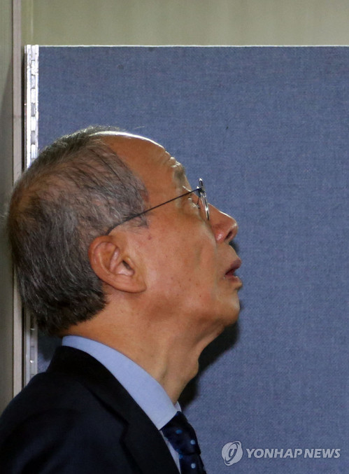 ▲ 윤여준 새정치추진위원회 의장이 회의를 앞두고 생각에 잠긴 모습. ⓒ연합뉴스