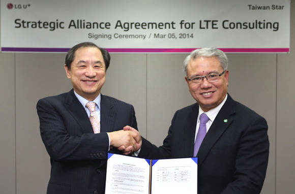 ▲ LG유플러스 이상철 부회장(좌)과 TSCC 잉치아오웨이 회장이 LTE컨설팅 협약을 체결했다.ⓒLG유플러스
