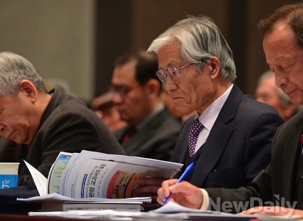 ▲ 조갑제닷컴 조갑제 대표가 5일 서울 프레스센터에서 열린 좌편향 교과서 분석보고서에서 참석, 발표문을 살펴보고 있다. ⓒ 뉴데일리 정상윤 기자