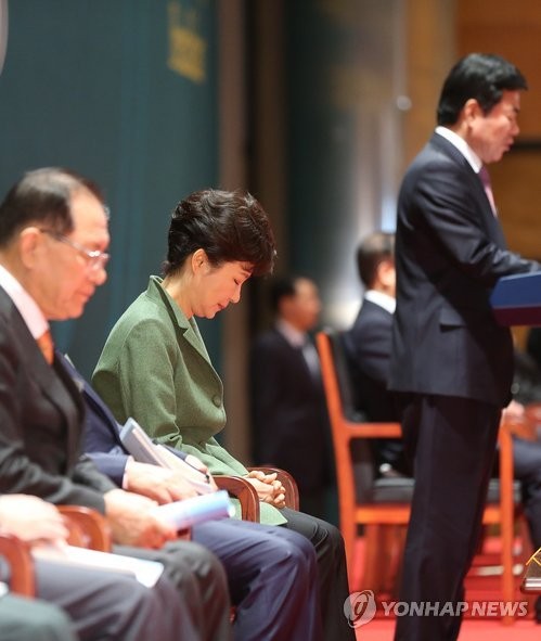 ▲ 박근혜 대통령이 6일 제46회 국가조찬기도회에서 황우여 새누리당 대표, 김진표 민주당 국회의원 등과 함께 기도하고 있다. ⓒ 연합뉴스