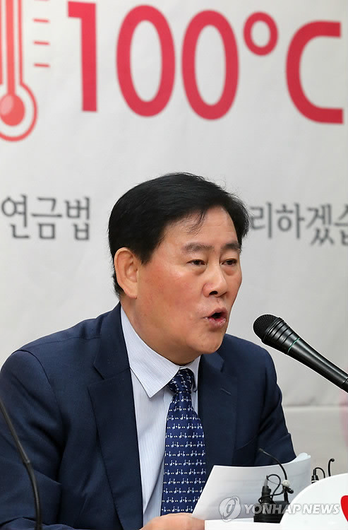 ▲ 새누리당 최경환 원내대표가 6일 서울 송파구 삼전종합복지회관에서 열린 현장최고위원회의에 참석, 야권에 기초연금법 처리를 촉구하고 있다. ⓒ연합뉴스