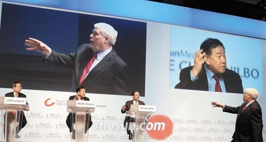▲ 3월 3일 북한의 개혁·개방 가능성을 주제로 토론을 벌인 아시안리더십콘퍼런스 챕터2에서 사회를 맡은 짐 클랜시(오른쪽 끝) CNN 앵커가 토론자로 나선 천영우 전 청와대 외교안보수석, 문정인 연세대 교수, 마이클 그린(왼쪽부터) 미국 국제전략문제연구소 부소장에게 질문하고 있다. ⓒ조선일보