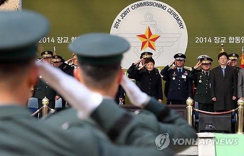 ▲ 박근혜 대통령이 6일 오후 계룡대 대연병장에서 열린 `2014 장교 합동임관식’에서 임관자들의 경례에 거수경례로 답하고 있다.ⓒ연합뉴스