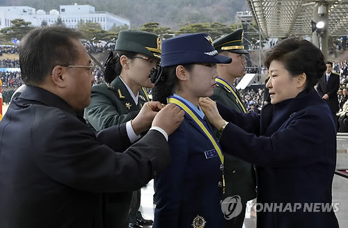 ▲ 박근혜 대통령이 6일 오후 계룡대 대연병장에서 열린 '2014년 장교 합동임관식'에서 학부모와 함께 정지수 공군 소위에게 계급장을 달아주고 있다. ⓒ 연합뉴스