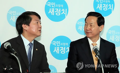 ▲ 안철수 새정치연합 중앙운영위원장(왼쪽)이 6일 서울 여의도 새정치연합 사무실에서 김상곤 전 경기도 교육감에게 인사말을 건네고 있다. ⓒ연합뉴스