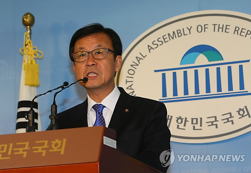 ▲ 원혜영 민주당 의원이 6일 오후 국회 정론관에서 기자회견을 열고 경기도지사 선거 통합신당 후보 선출 방식을 숙의형 오픈프라이머리인 '국민참여경선 2.0'으로 혁신할 것을 제안하고 있다.ⓒ연합뉴스