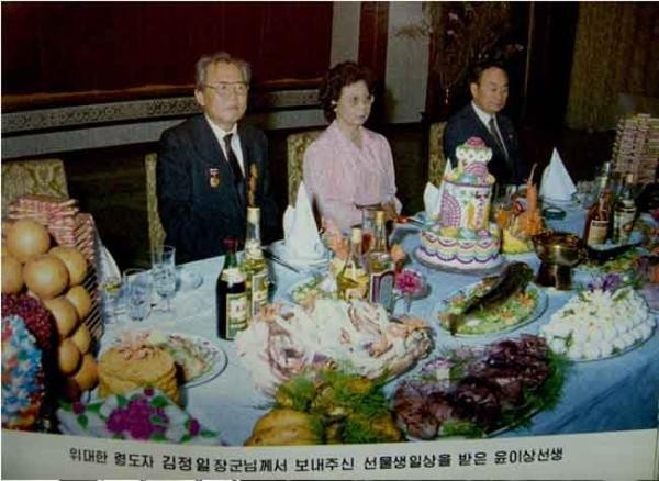 ▲ 김정일이 차려준 생일상을 받고 감격해 하고 있는 윤이상 부부.ⓒ뉴데일리 DB