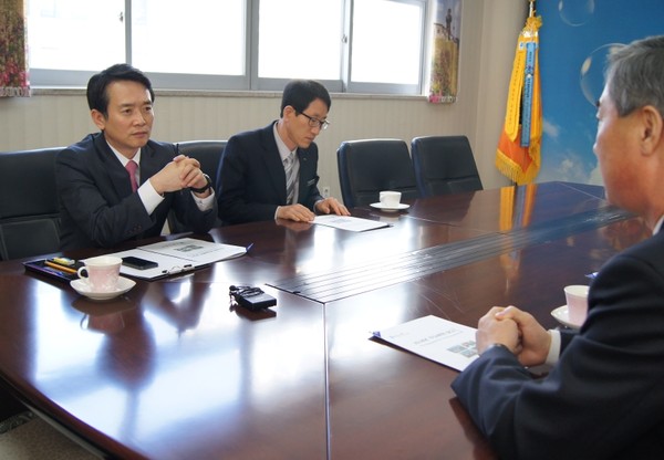 ▲ 경기도지사 선거에 출마한 새누리당 남경필 의원이 7일 낮 수원소방서를 방문해 현장의 목소리를 듣고 있다. ⓒ뉴데일리