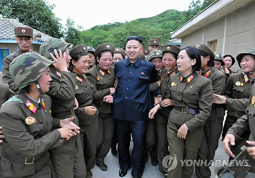 ▲ 올 들어 김정은에 대한 우리 국민들의 호감도가 계속 높아지고 있다고 한다. 사진은 동부전선을 찾은 김정은. ⓒ연합뉴스. 무단전재 및 재배포 금지