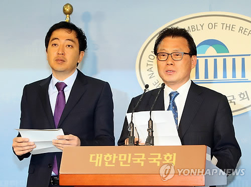 ▲ 박광온 민주당 대변인(오른쪽)과 금태섭 새정치연합 대변인이 7일 국회 정론관에서 통합방식에 대해 발표하고 있다. ⓒ연합뉴스