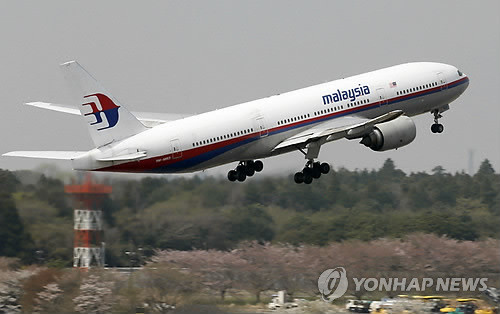 ▲ 베트남 해군 제5군구 사령부는 말레이시아항공 소속 보잉 777-200 여객기가 이날 오전(현지시간) 남부 끼엔장성의 토쭈에서 약 244㎞ 떨어진 말레이시아 해상에 추락한 것으로 보인다고 말했다. 사진은 말레이시아 항공 보잉777-200ER기가 지난해 일본 나리타 공항을 이륙하는 모습.  [사진=연합뉴스]