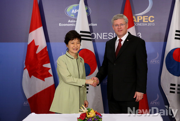 ▲ 박근혜 대통령은 오는 11일 캐나다 스티븐 하퍼 총리와 정상회담을 갖는다. 사진은 지난해 10월 발리에서 열린 APEC 정상회담 당시 양자회담의 모습. ⓒ 뉴데일리(청와대 제공)